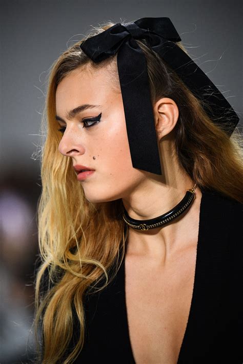 Fiocchi per capelli: alla sfilata Chanel l'accessorio perfetto per .